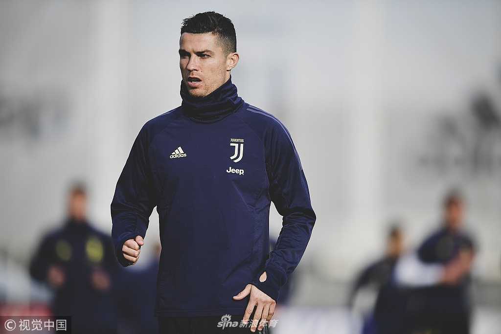 阿莱格里在场边亲自指导球员站位，神情严肃认真，为这场欧冠生死战做最后的战术部署。