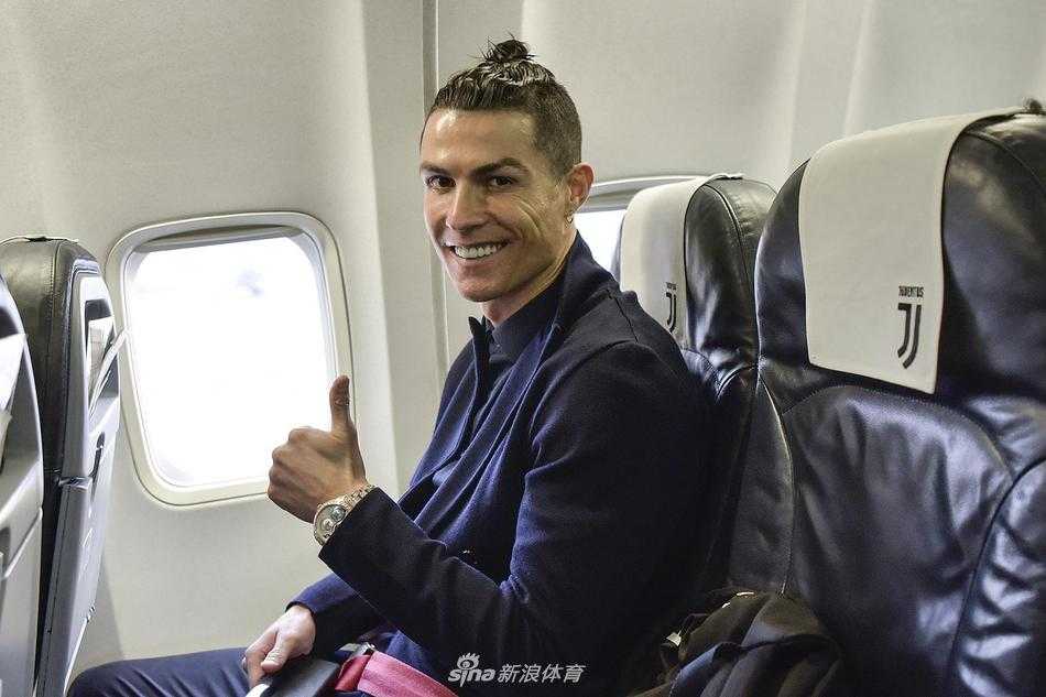 尤文图斯众将士身着统一黑色训练服，在里昂的寒风中列队走出，C罗领衔的巨星阵容显得气势如虹