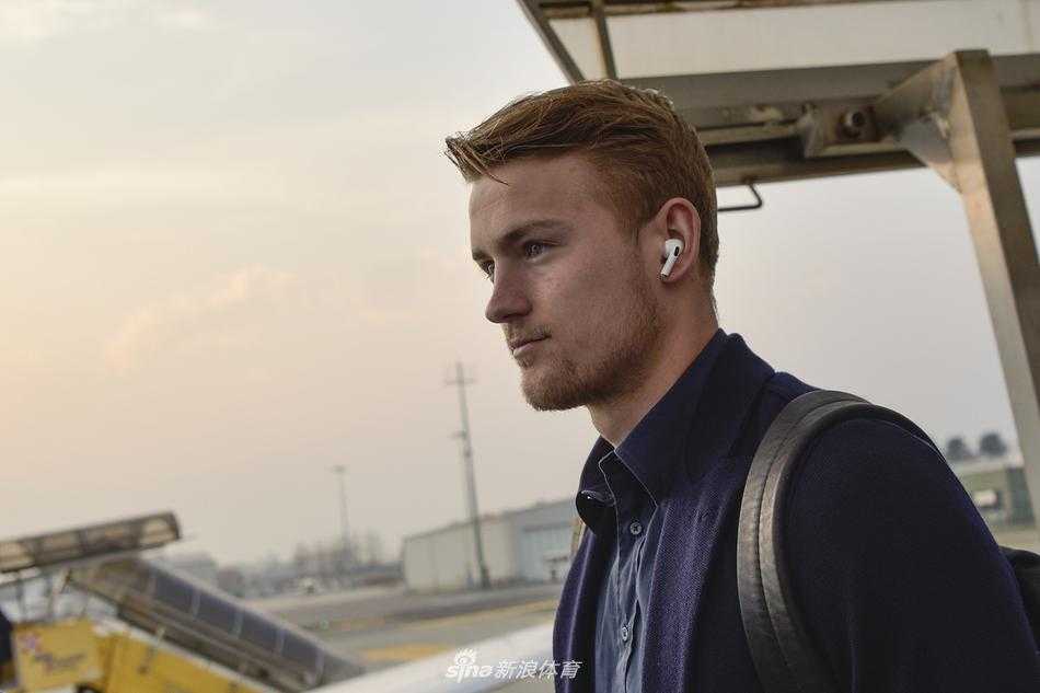 里昂当地球迷在球队大巴外聚集，举着围巾和标语营造主场氛围，给远道而来的尤文图斯施加心理压力