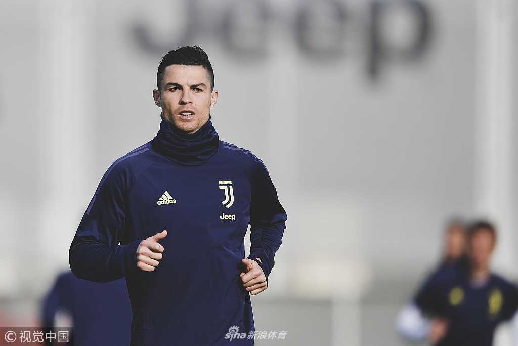 皮亚尼奇、埃姆雷·詹等中场球员进行抢圈练习，他们将是尤文图斯掌控比赛节奏、发动进攻的关键枢纽。