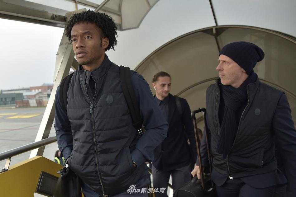 C罗戴着标志性的黑色耳机，神情轻松而专注地走向摆渡车，似乎对即将到来的欧冠淘汰赛早已胸有成竹