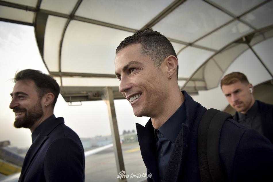 主帅萨里提着行李走在队伍中，表情严肃，首回合的客场战绩将直接决定他本赛季在尤文的最终命运走向