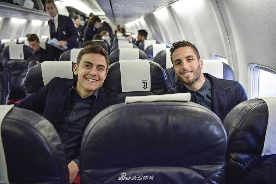 尤文图斯全队抵达下榻酒店，球员们三三两两步入大堂，欧冠淘汰赛的硝烟已在宁静的夜色中悄然弥漫