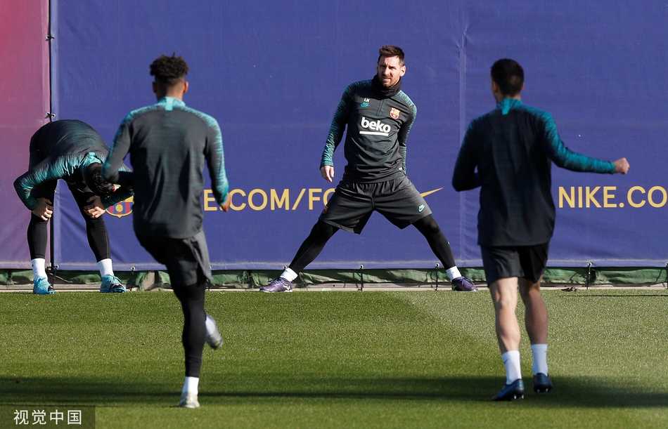 队长梅西在训练中目光如炬，他轻巧地卸下高空球，身后的格列兹曼正全神贯注地观察着球路，整个训练场弥漫着大战前的紧张与专注。