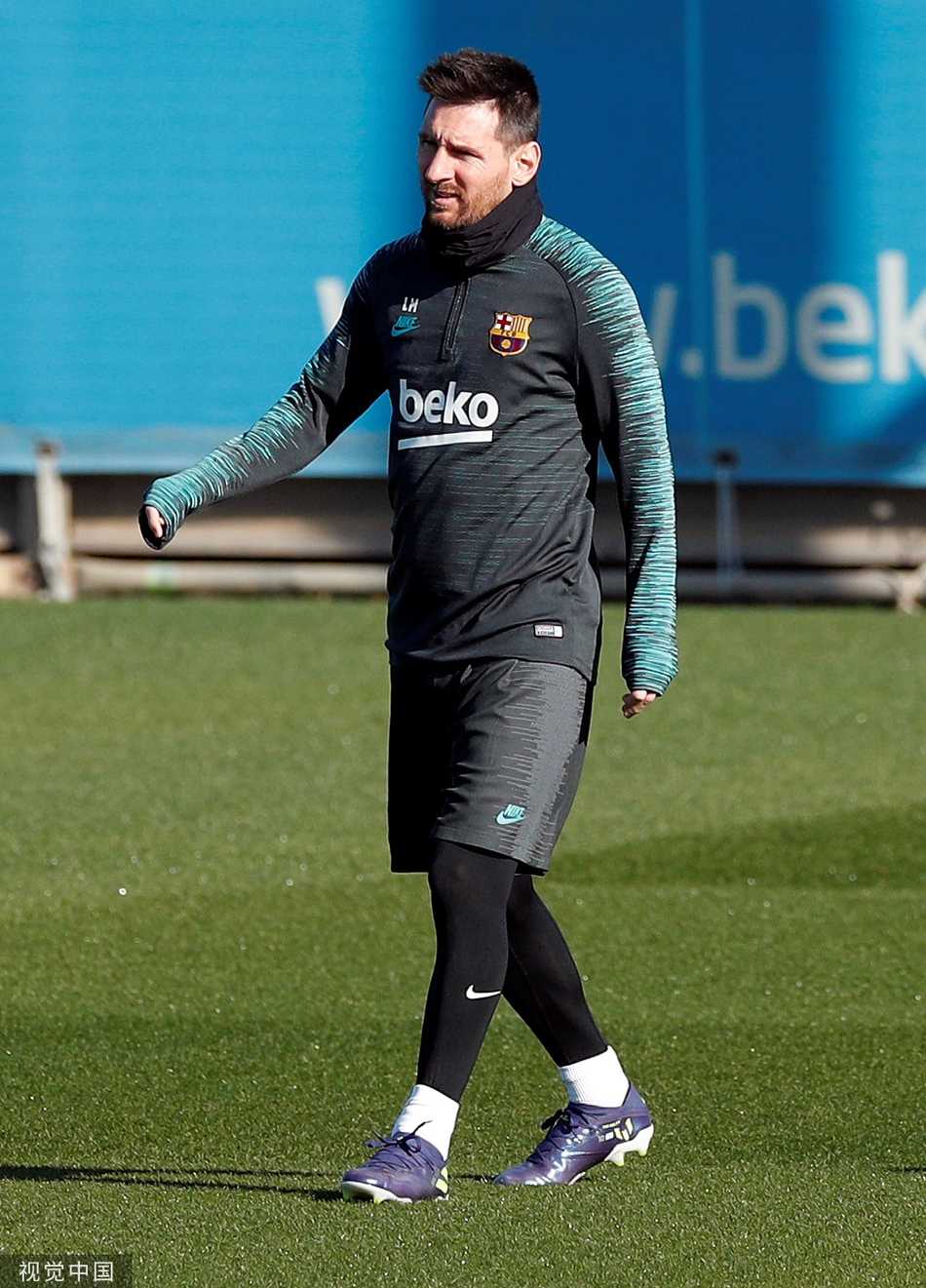 主帅巴尔韦德在寒风中抱臂沉思，眼神深邃地注视着场上球员的每一次跑位。他身后的教练组正在战术板上反复推演着明晚对阵国际米兰的定位球攻防策略。