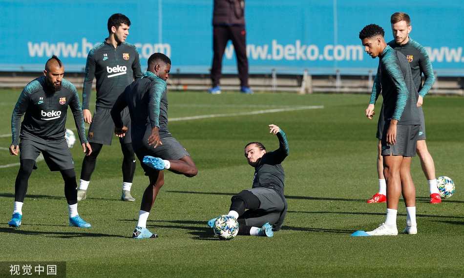 训练结束后，梅西与苏亚雷斯这对黄金搭档并未立即离场，两人在中圈附近通过标志性的撞墙式配合重温默契，皮球在草坪上划出完美的弧线，仿佛预示着明晚的胜利轨迹。