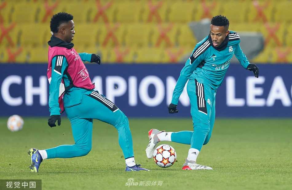 欧冠决战前夕:皇家马德里摩尔多瓦严训,剑指出线关键战 主帅安切洛蒂双手插兜,面带标志性的从容微笑,仿佛一切尽在掌握,他的目光紧紧追随着场上弟子们的一举一动。