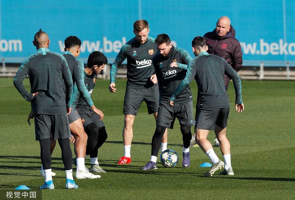 布斯克茨在力量房中进行着核心训练，每一次拉伸和负重都一丝不苟。作为球队的攻防转换节拍器，他需要以最佳的身体状态去应对国米中场高强度的绞杀与拦截。