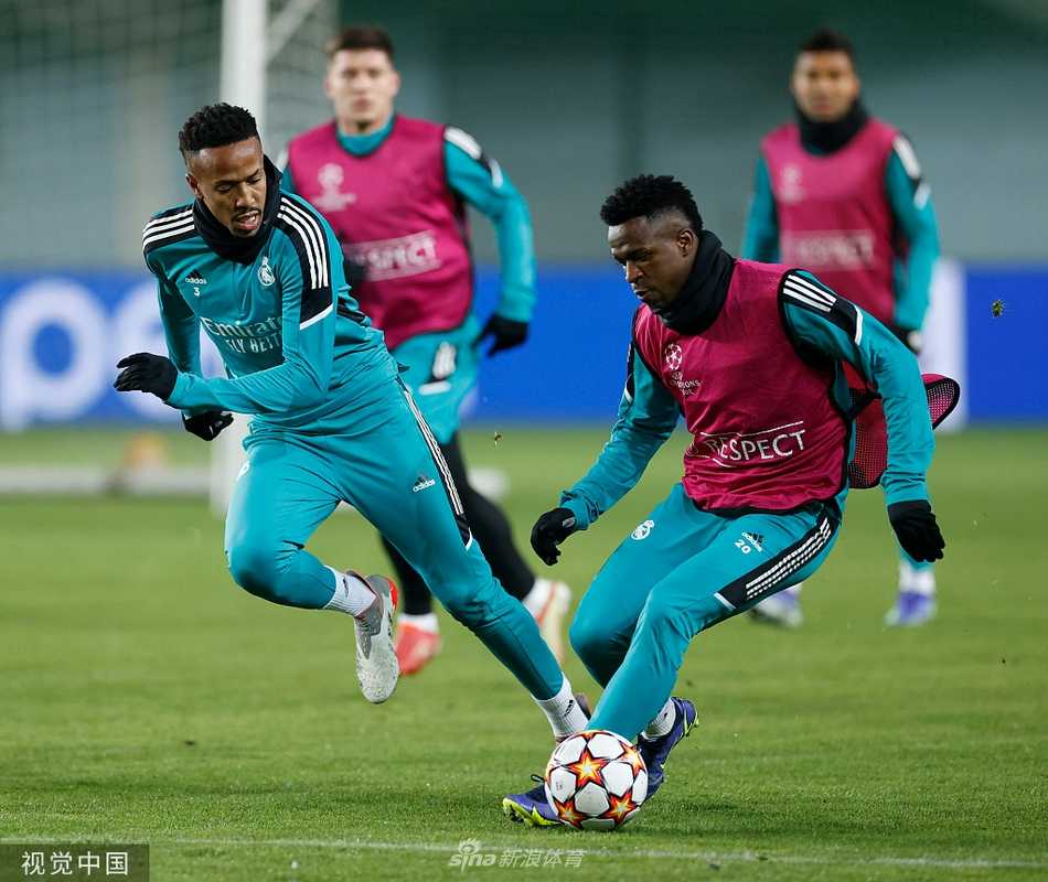 欧冠决战前夕:皇家马德里摩尔多瓦严训,剑指出线关键战 在摩尔多瓦傍晚的灯光下,皇家马德里球星们神情专注,一丝不苟地进行着传球训练,草皮的清香与大战前的紧张气氛交织在一起。