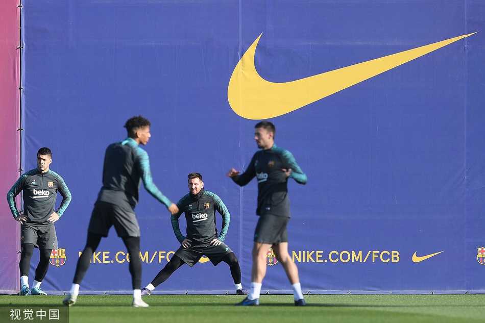 夕阳的余晖洒在空空荡荡的诺坎普看台上，草坪维护人员正在进行最后的修剪。这座宏伟的球场静待着明晚的欧冠大战，静默中蕴藏着即将喷薄而出的激情与呐喊。