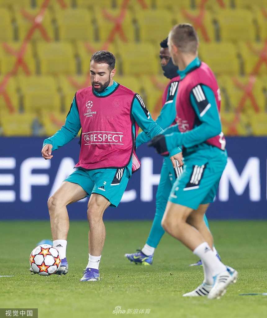 欧冠决战前夕:皇家马德里摩尔多瓦严训,剑指出线关键战 中场大将托尼·克罗斯在训练中展现招牌式长传,皮球在空中划出一道精妙的弧线,精准地落向队友,尽显德国人严谨的足球技艺。