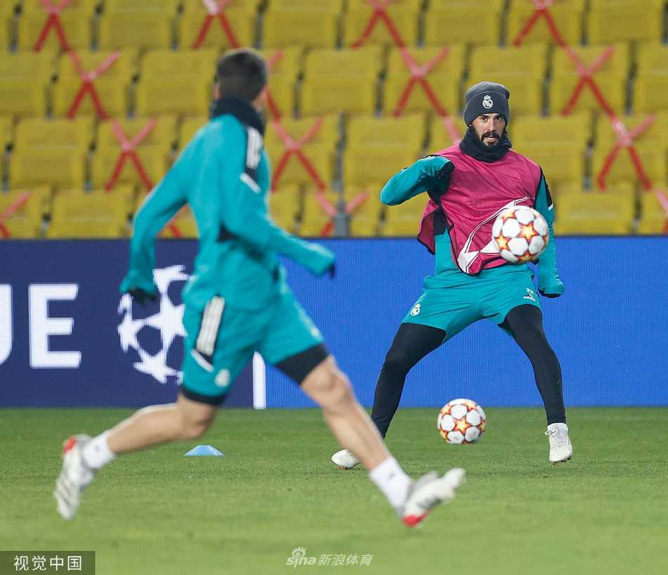 欧冠决战前夕:皇家马德里摩尔多瓦严训,剑指出线关键战 训练场上,本泽马与莫德里奇有说有笑,这对皇马的中前场核心组合用轻松的笑声化解着大战前的紧张,默契在他们的一颦一笑间自然流露。