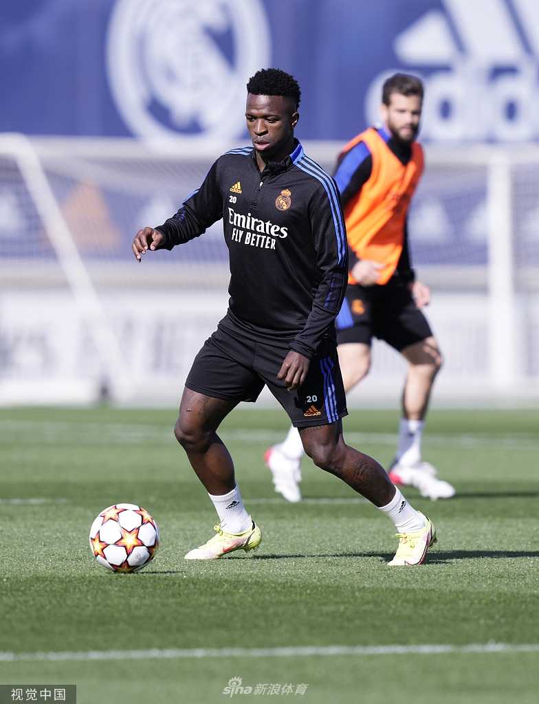 在夕阳余晖下，皇马球星们神情专注地踏入训练场，抢圈热身中笑声不断，团队氛围显得既轻松又融洽