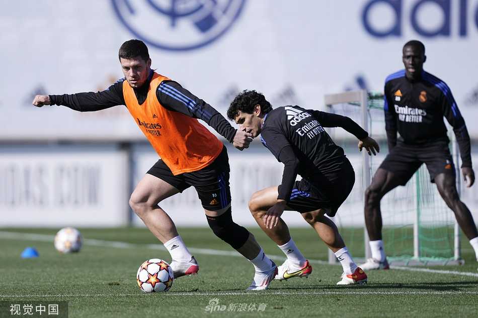 库尔图瓦在门线前舒展长臂，飞身扑出队友的刁钻射门，展现出世界级门将的极佳竞技状态