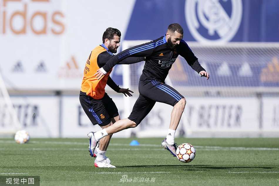 本泽马在训练中目光如炬，完成一脚势大力沉的射门后，与身旁的莫德里奇击掌相庆，默契不言而喻