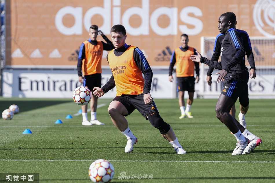 卡塞米罗在对抗中展示强壮体魄，完成一次干净利落的抢断后，迅速发起由守转攻的长传转移