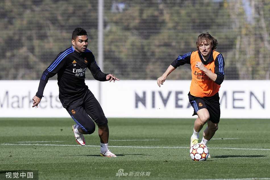 安切洛蒂双手插兜，在场边凝神静气观察弟子们的一举一动，眼神中透露出对明日战术部署的深思熟虑