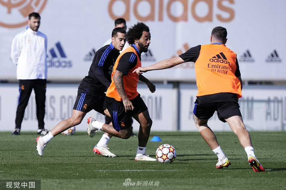 维尼修斯在边路练习中连续踩单车过人后送出精准传中，巴西小将的灵动身影成为训练场上一道亮丽的风景线