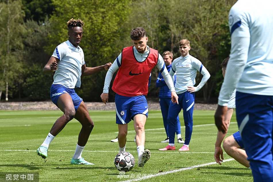 训练场上，切尔西球员们正在进行高强度的分组对抗，他们全情投入每一次拼抢，只为在决赛中展现出最佳竞技状态。