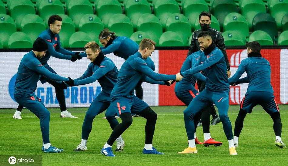 训练场上，队友间正在进行着心有灵犀的一脚传递配合。皮球在阳光下划出利落的轨迹，这不仅是技术的磨练，更是对比赛节奏的无声宣言。