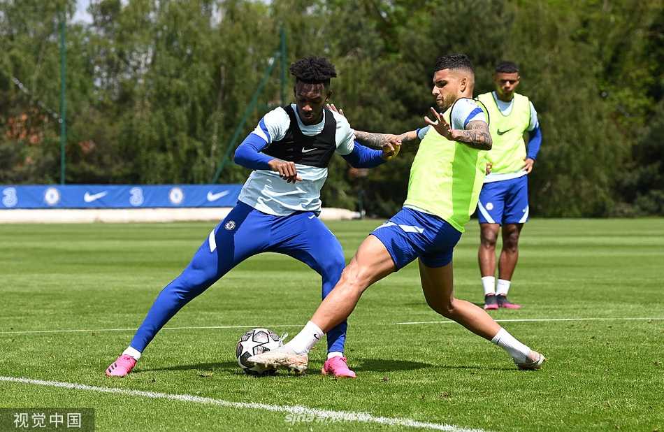 队长阿斯皮利奎塔带领全队进行拉伸恢复，作为队内经验最丰富的领袖，他以身作则，确保身体和精神都达到最佳状态。