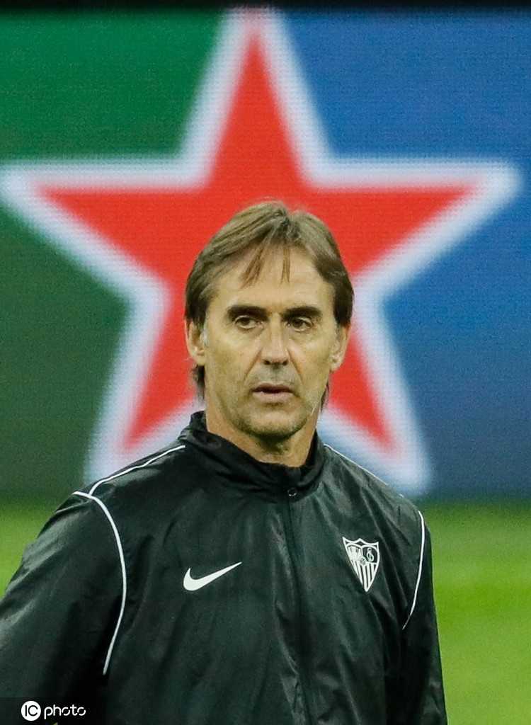 从高空俯瞰，整个训练场尽收眼底。塞维利亚的队员们正进行着有条不紊的慢跑恢复，他们整齐的队列在绿色的草坪上拉出长长的影子，静谧中孕育着即将爆发的能量。