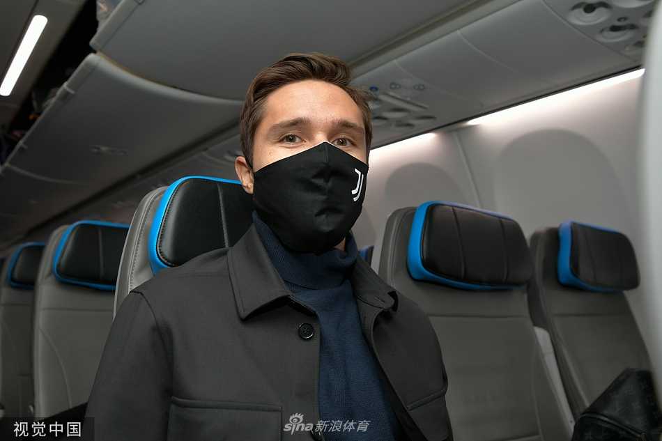 迪巴拉身穿黑色便装走出通道，面带微笑向镜头竖起大拇指，眼神中透露出对比赛的期待与自信。