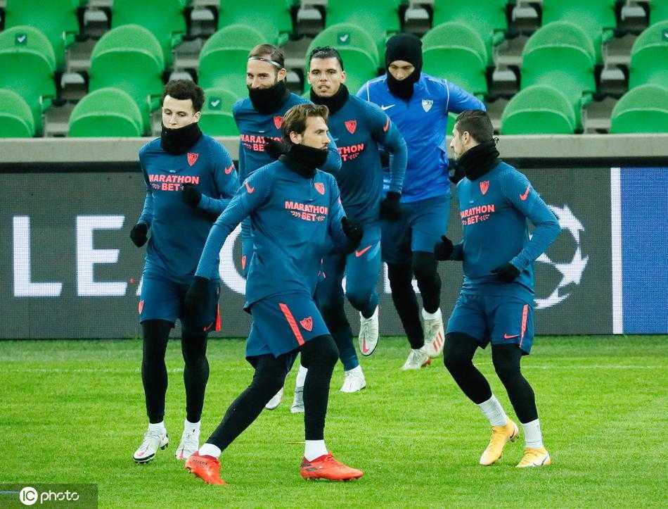 一位塞维利亚后卫正在独自进行头球练习，他高高跃起，身体在空中完全舒展，犹如一只在黄昏中展翅的海燕，正等待着来自对手的传中挑战。