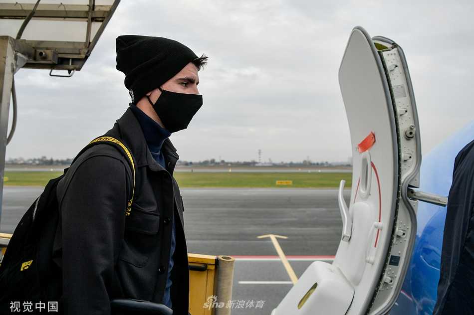 夸德拉多背着醒目的橙白配色双肩包，身穿尤文黑白训练服回眸一瞥，眼神中带着一丝警觉与犀利。