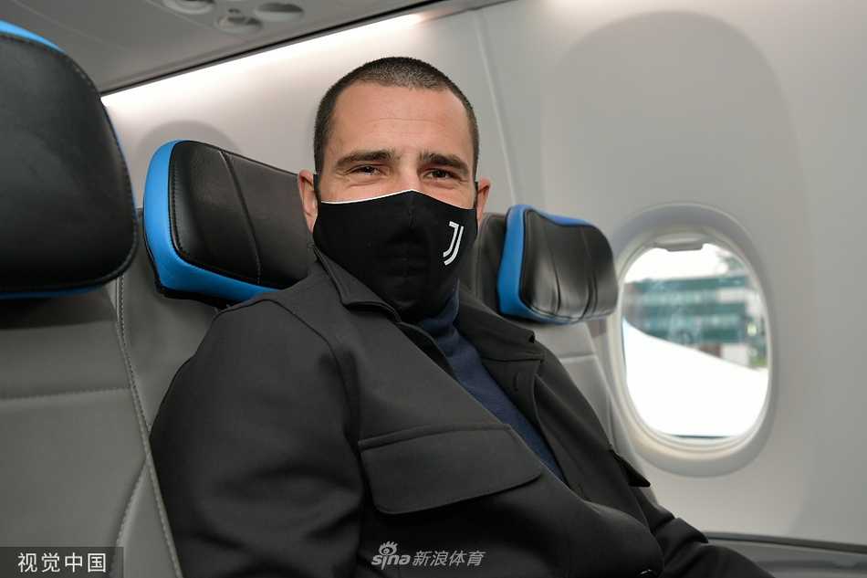 本坦库尔戴着深蓝色冷帽，低头拉动行李箱缓步前行，场外的喧嚣仿佛与他无关，沉浸在个人的赛前思考中。