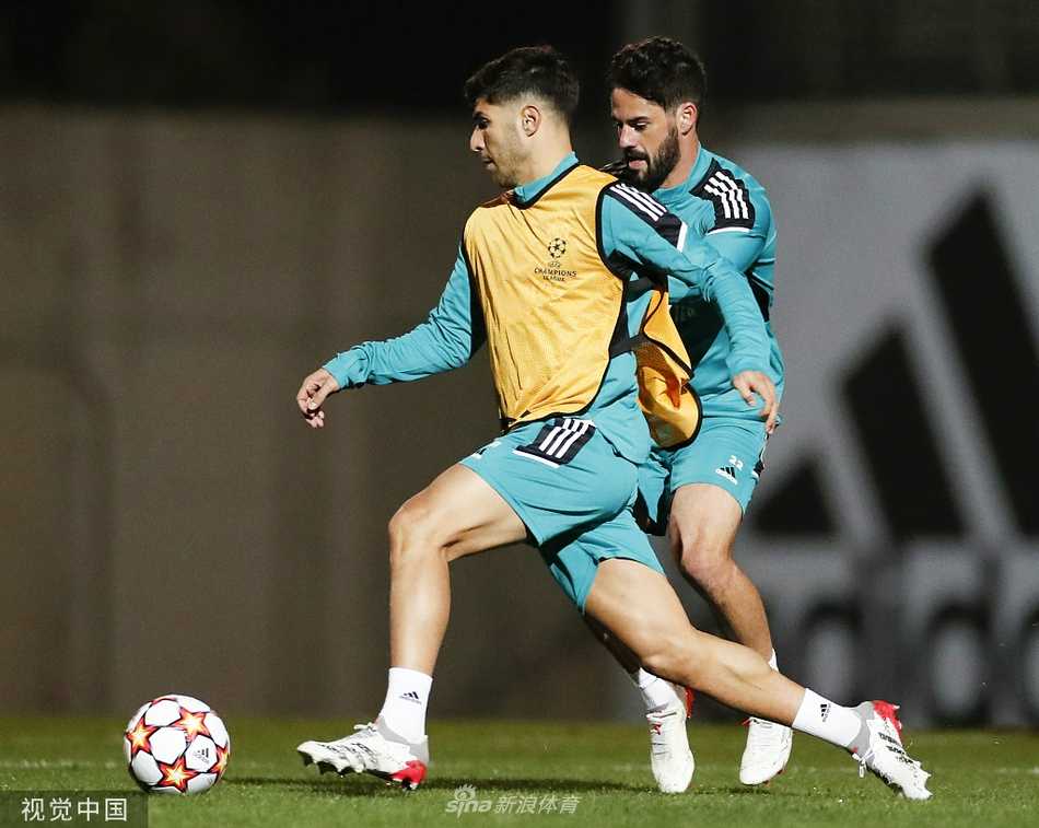 绿茵场上，白衣战士卡塞米罗表情专注，用一脚精准的传球穿过队友的逼抢，训练赛中的每一个细节都彰显着他对胜利的渴望。