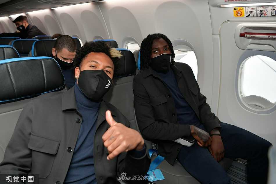 麦肯尼背着黑色双肩包，身穿全黑休闲运动装，竖起衣领抵御寒风，步伐矫健充满美式球员特有的活力。