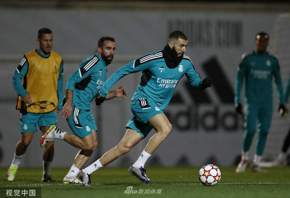 训练场上的一对一突破练习中，巴西新星维尼修斯用眼花缭乱的脚下技术试图过掉防守悍将纳乔，这一幕正是皇马进攻火力的缩影。