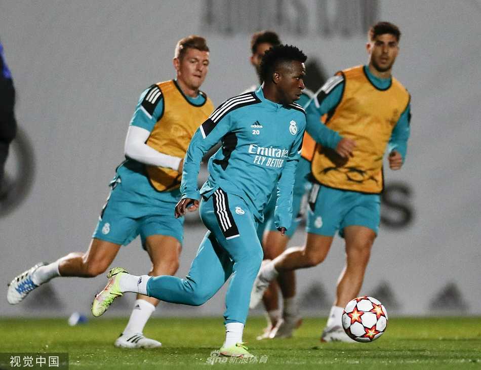 在巴尔德贝巴斯的阳光下，皇家马德里球星们正进行着轻松的传接球训练，队长本泽马与队友有说有笑，备战气氛既专注又融洽。