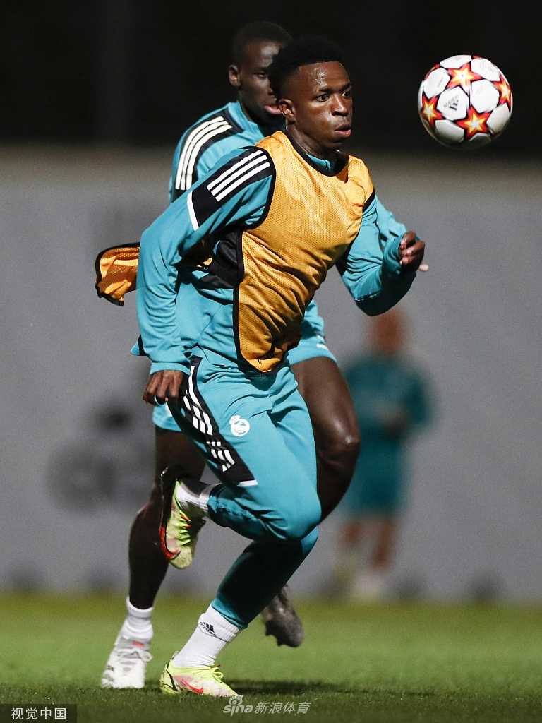 功勋老将莫德里奇在体能教练的指导下进行核心力量训练，他那并不强壮的身躯里蕴含着掌控比赛节奏的巨大能量，让人肃然起敬。