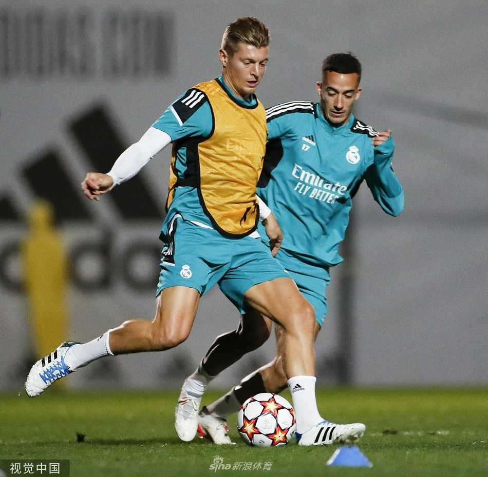 即将迎来里程碑之战的法国前锋本泽马，在训练中目光如炬，他每一次无球跑动都牵动着对手的神经，伯纳乌的球迷正等待着他的又一个进球。