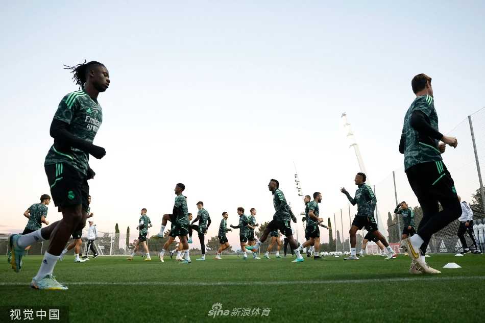 维尼修斯带球疾驰如风，绿色训练服在阳光下划出一道闪电般的轨迹