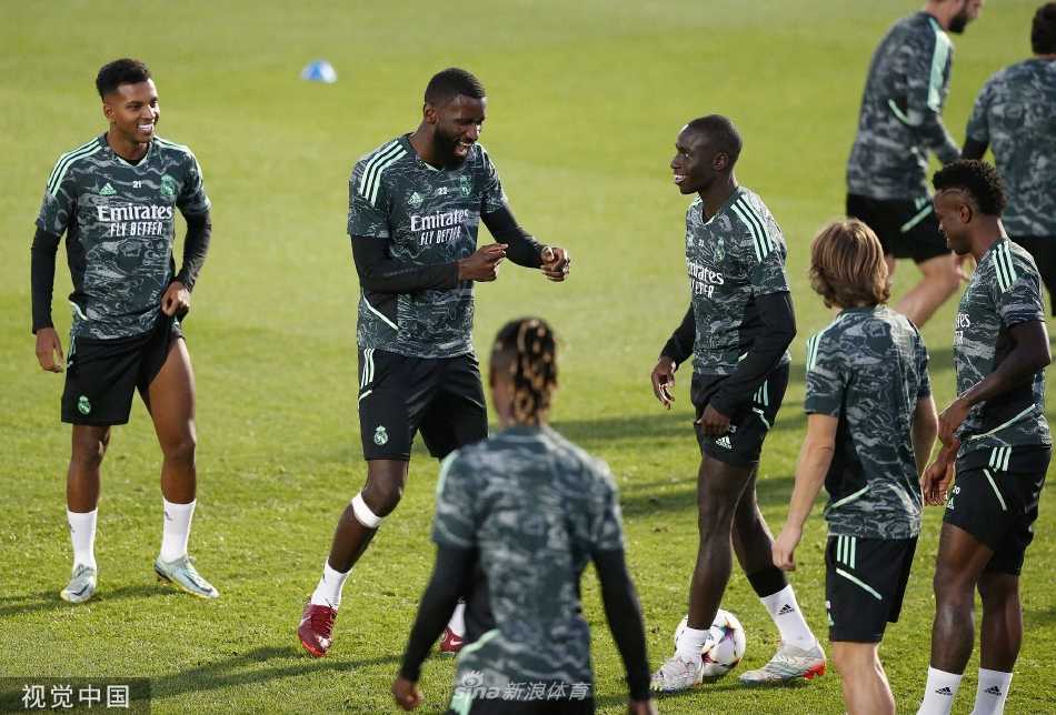 莫德里奇与克罗斯中场双核并肩而立，眼神交流间尽显默契，仿佛已预演了下一场的制胜传球