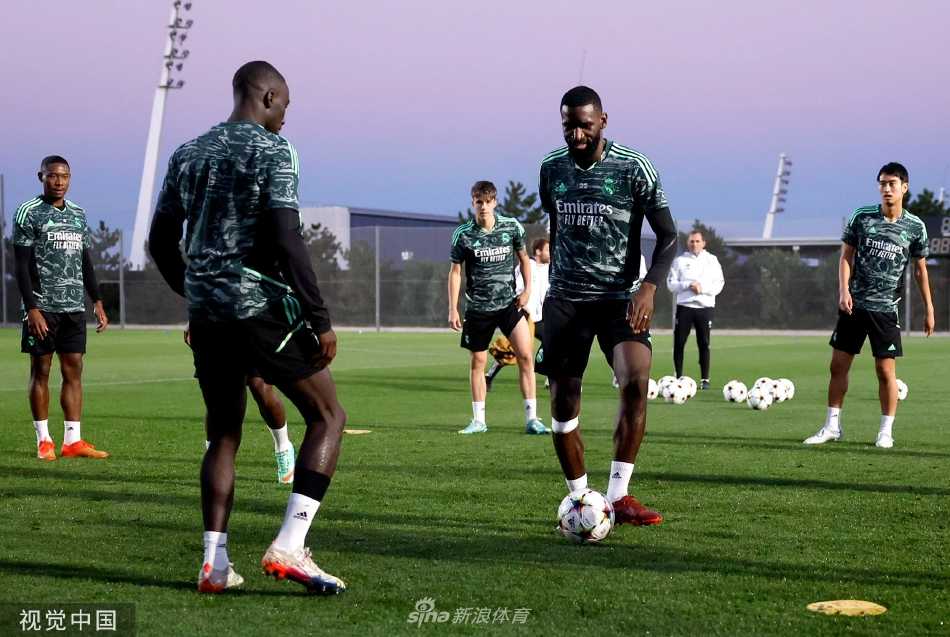 库尔图瓦飞身侧扑定格瞬间，巨掌即将触球，门线前的英姿犹如守护神殿的最后巨人