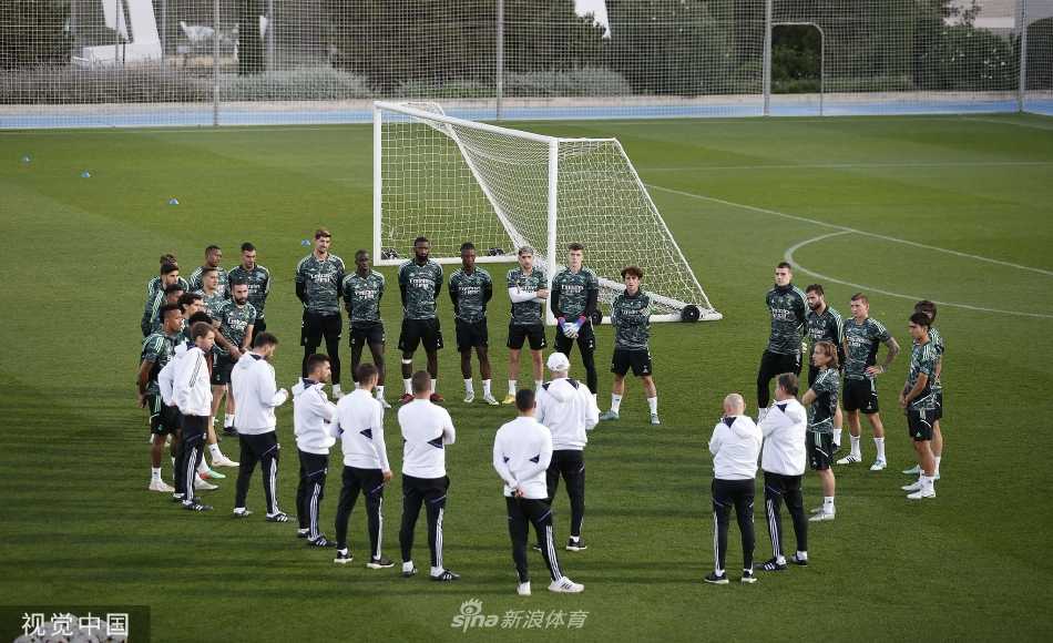 本泽马轻松颠球笑容自信，金球奖得主在训练中亦散发着举重若轻的王者之气