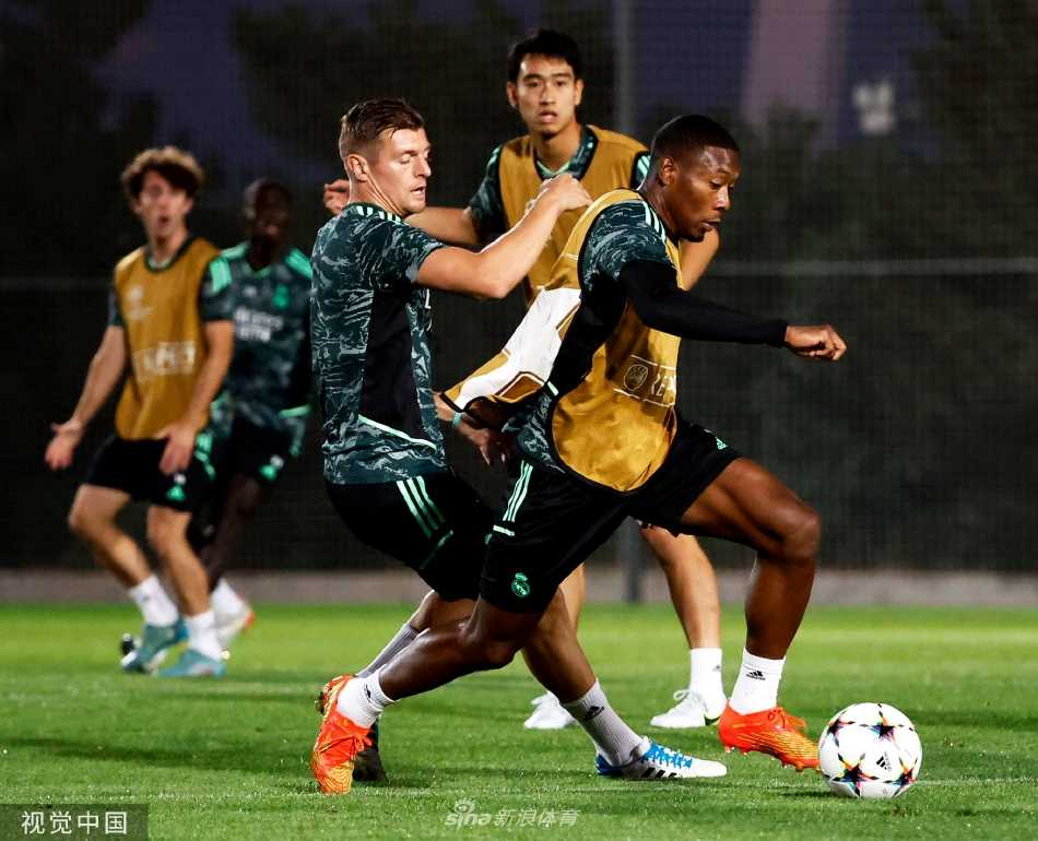 安切洛蒂与教练组围拢商议战术，手中的战术板仿佛蕴藏着决定比赛胜负的智慧密码