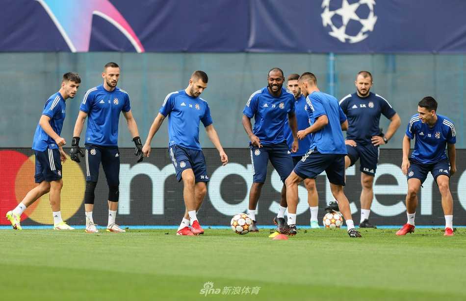 午后阳光洒在马克西米尔球场的草坪上，萨格勒布迪纳摩球员们正在进行热身，身影被拉得修长，空气中弥漫着决战前的专注与宁静。