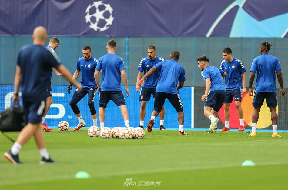 训练场上，队长利瓦科维奇在门前做出极限扑救，他舒展的身体与飞来的皮球构成一道充满张力的弧线，身后的替补门将也在全神贯注地观察。