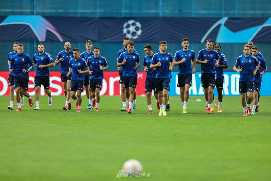 夕阳余晖下，前锋佩特科维奇在对抗训练中高高跃起，力压防守球员完成一记势大力沉的头槌攻门，皮球如出膛炮弹般直挂球门死角。