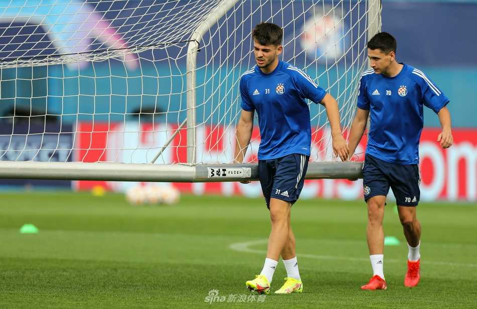 主教练达米尔·别利察在场边双手比划，向球员面授机宜，他的眼神犀利而坚定，身后的教练组成员也在紧张地记录着训练数据。