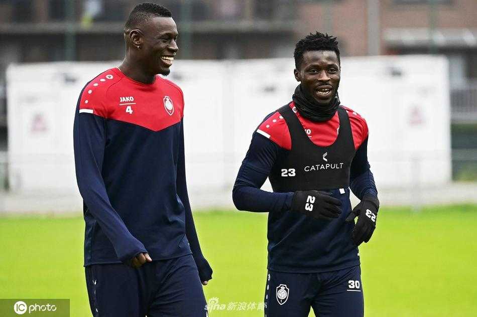 队长袖标下，老将指挥若定，眼神如冬日烈焰般穿透镜头