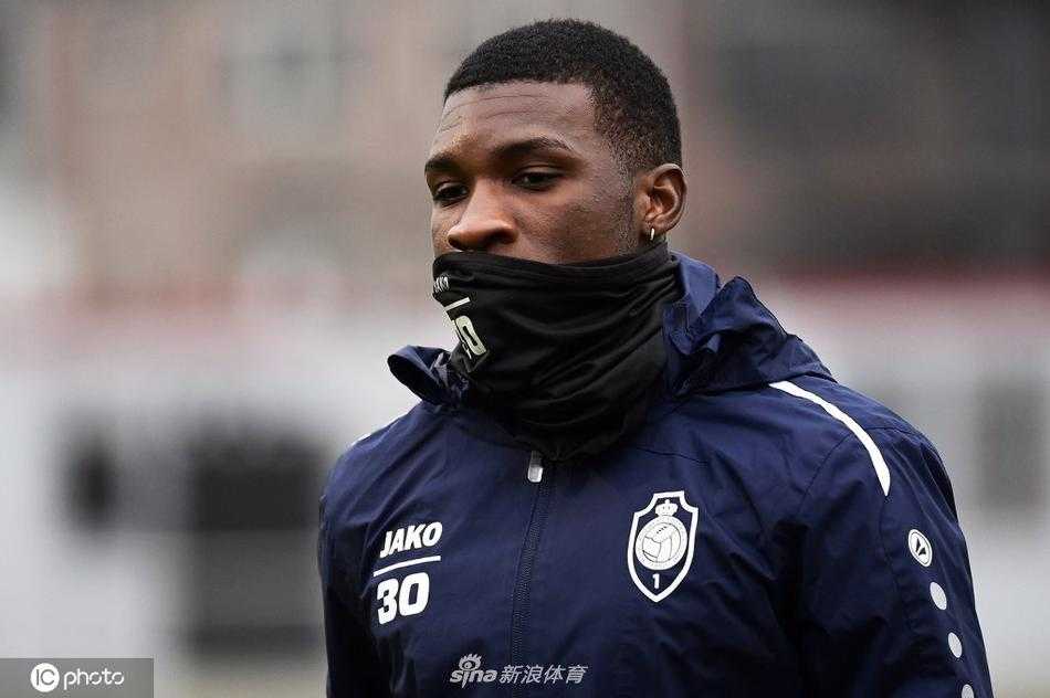 绿茵场上，皮球如流星划过，几名球员同时启动，身影交织成动感的剪影