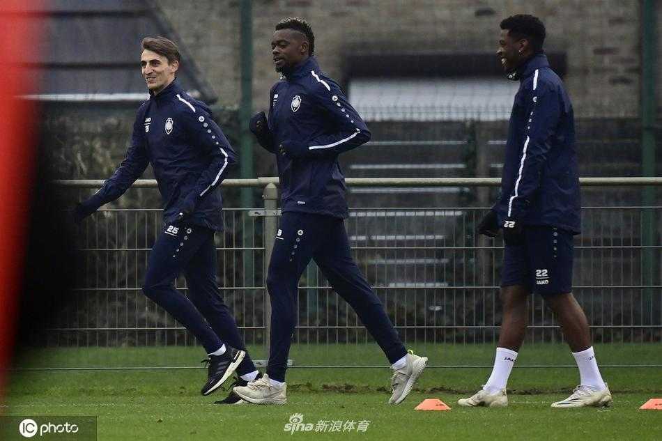 远景镜头下，整装待发的训练场空旷而宁静，仿佛一位沉默的见证者，静候明日大战