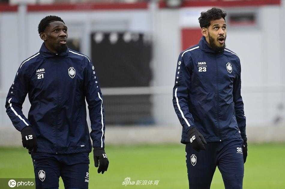 夕阳余晖中，球员们肩并肩走向场边，背影坚定而团结，构成一幅热血画卷