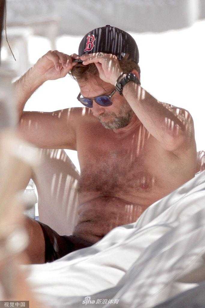 克洛普与妻子乌拉在细软沙滩上悠然漫步，身后留下一串串爱的足迹，海风轻扬起他的衣角，神情无比放松。